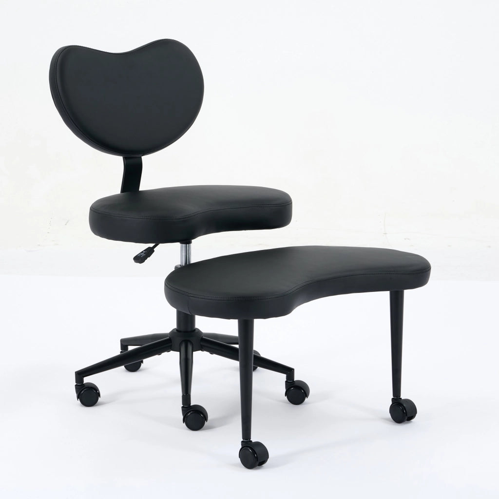 Sedia da ufficio ergonomica con seduta flessibile, poggiapiedi girevole e supporto lombare in pelle PU nera
