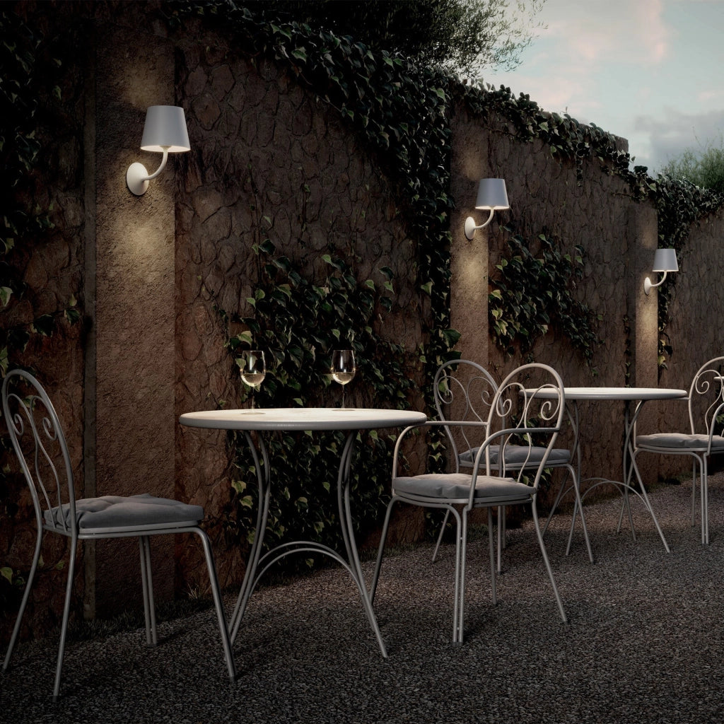 Zafferano Poldina Lampada da Parete Outdoor E27 in Alluminio Verniciato Bianco Opaco, Design Moderno IP54, Dimensioni 16.5x22.2x28.4 cm Prodotto 230V