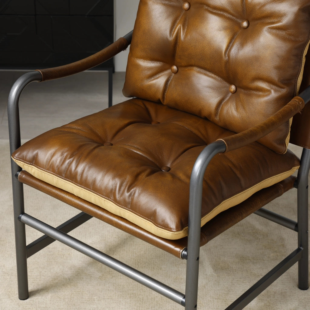Poltrona accento in pelle stile Mid-Century con struttura in metallo nero, colore marrone