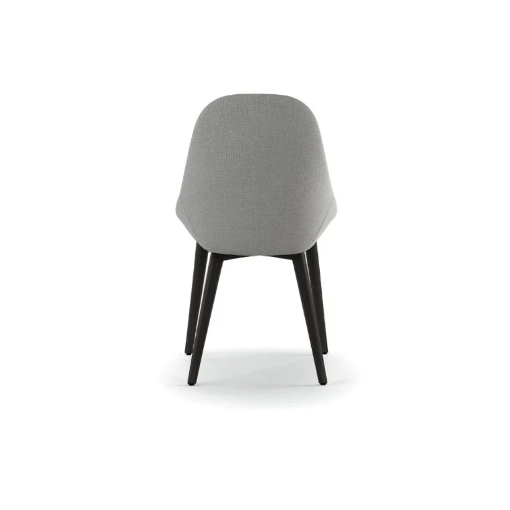 Set di 4 sedie da pranzo imbottite in tessuto grigio chiaro Delphi con struttura in legno massello di noce facili da pulire | Duzzle