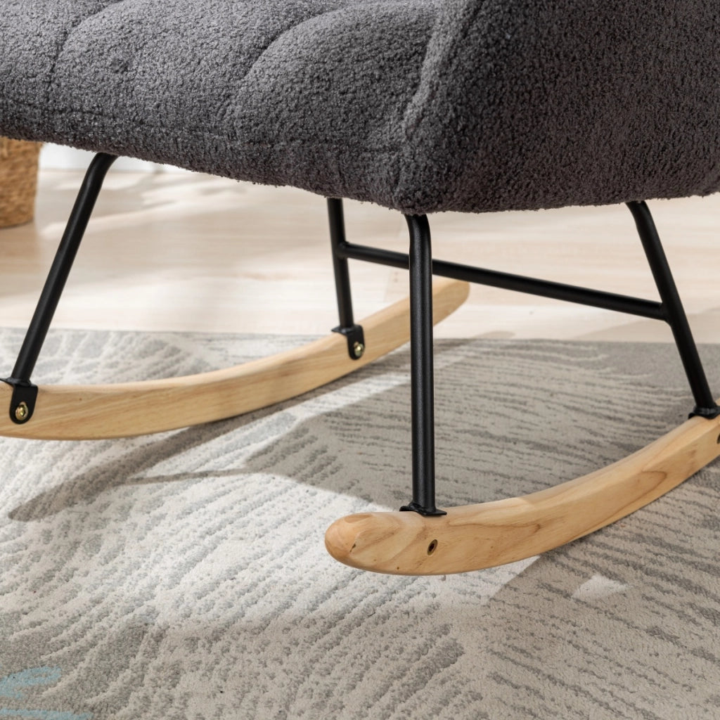 Sedia a dondolo in tessuto teddy con design ergonomico base in legno massiccio e struttura in metallo grigio