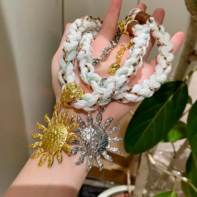 Collana con ciondolo a forma di sole intrecciato a mano