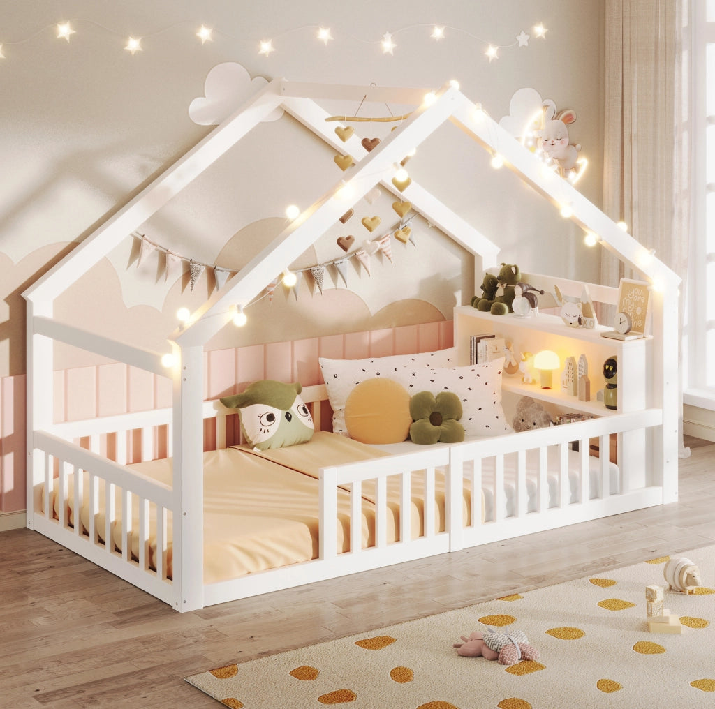 Letto per bambini a casetta 90x190 cm con sponde e ripiani laterali bianco