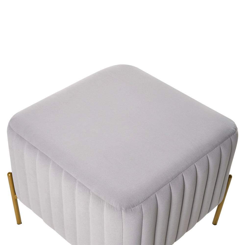 Pouf rivestito in velluto grigio con gambe in metallo dorato seduta quadrata 47 x 47 cm per un salotto glamour
