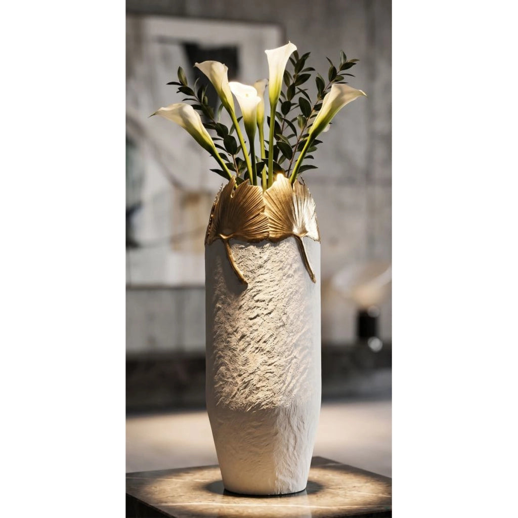 Vaso decorativo slanciato in ferro bianco e foglie oro