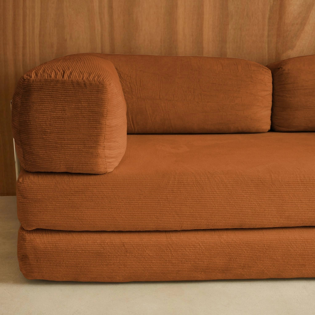 Divano letto futon in velluto a coste e struttura cromata, terracotta