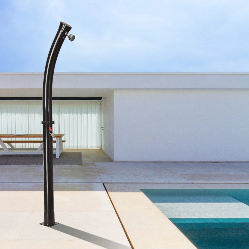Doccia Solare Da Giardino Con Struttura In PVC Nero Serbatoio Da 18 Litri Soffione Rotondo In ABS Da 7 Cm Miscelatore In Metallo Altezza 211 Cm MPC DOCCIATOMNERA