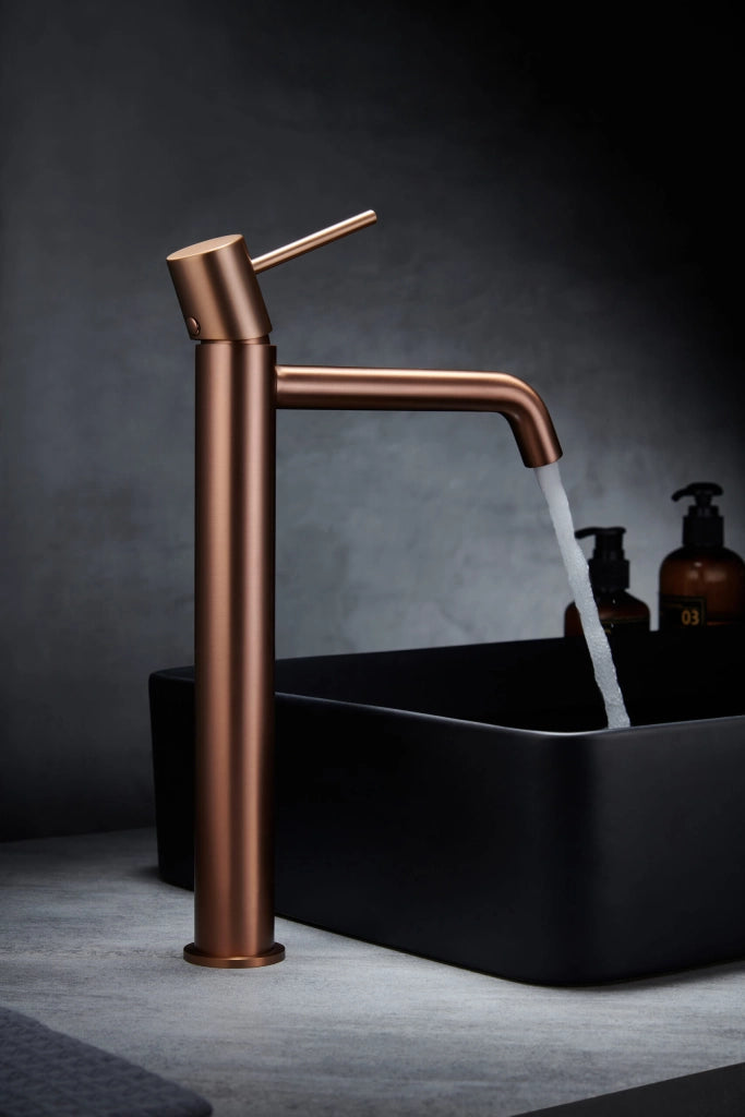 IMEX Miscelatore monocomando lavabo alto oro rosa spazzolato in ottone e zama con finitura PVD cartuccia ceramica Ø26 mm completo di set 2 flessibili 3-8 – Modello MONZA BDM039-3ORC