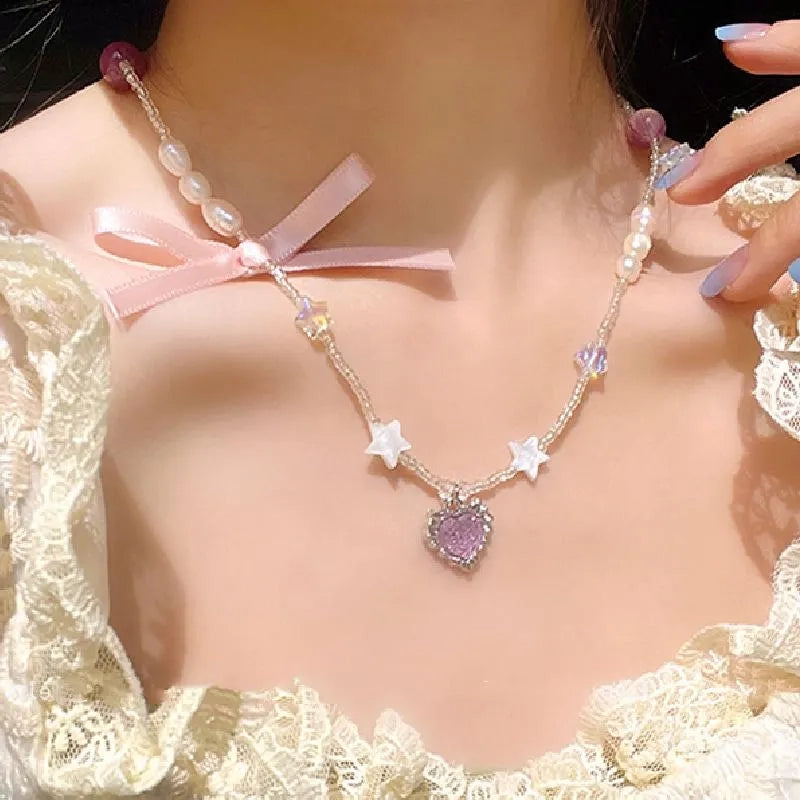 Collana con ciondolo a forma di cuore rosa e fiocco, realizzata a mano con perline e zirconi. Regalo di Natale per donna, regalo di compleanno.