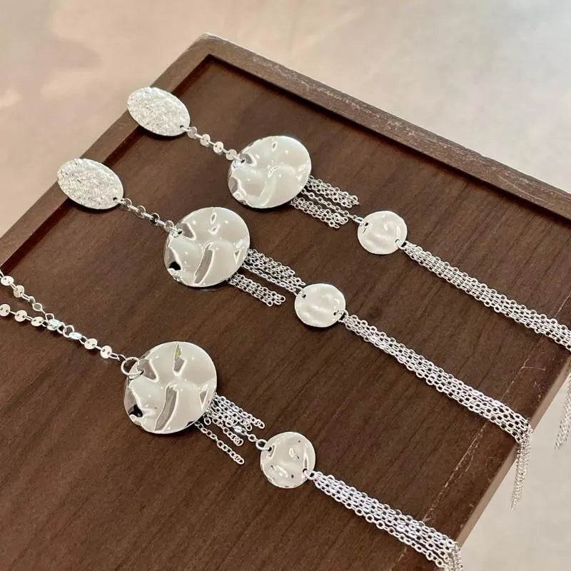 Set composto da collana e orecchini con nappe di perle, realizzati a mano: gioielli con perline e paillettes