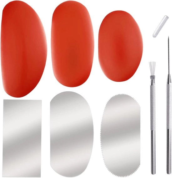 Kit di modellazione per la scultura con mattonelle di gomma, spartine e strumenti per la creazione di forme e decorazioni.