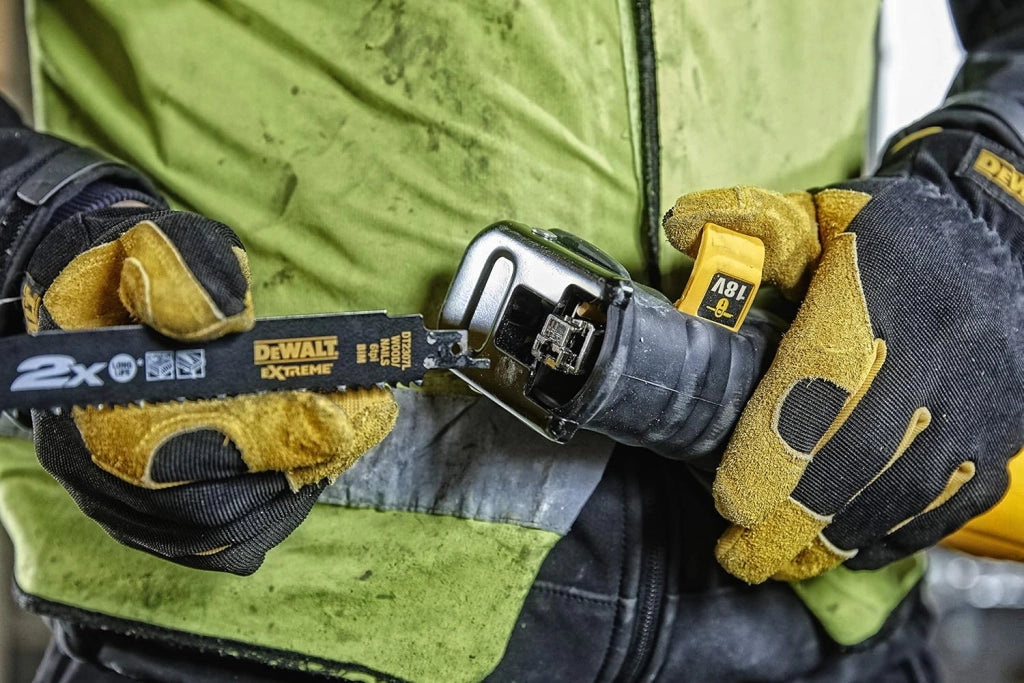 DEWALT DCS380N-XJ Sega a Sciabola, Multicolore (Nero/Giallo), 46,8 x 15 x 9,8