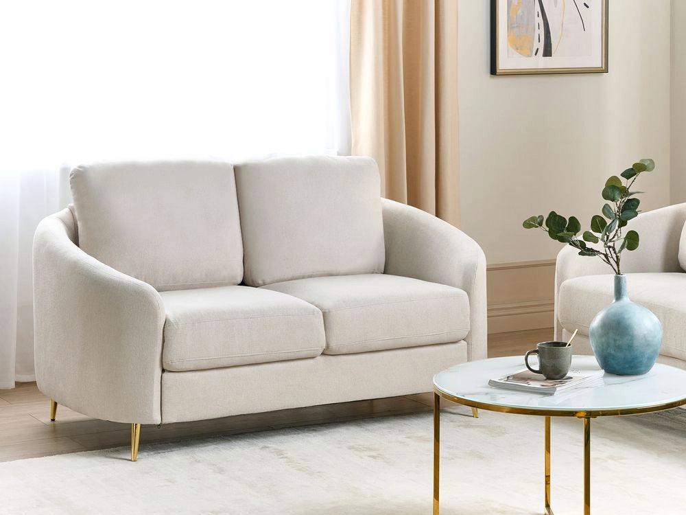 Divano 2 posti in tessuto beige chiaro con piedi dorati curve morbide stile glamour elegante soggiorno