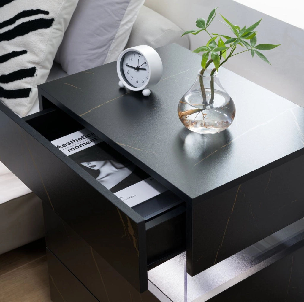 Comodino LED con 3 cassetti, pannello acrilico, nero e oro