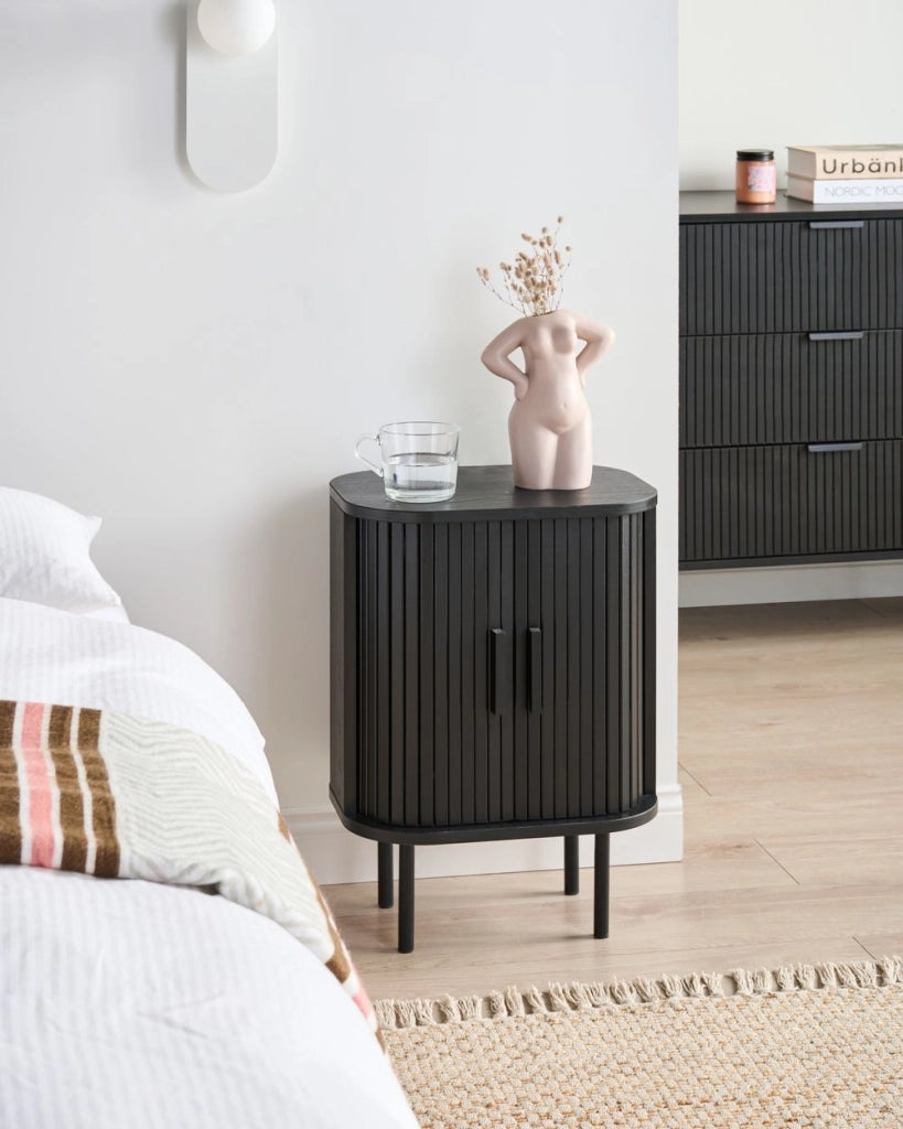 Comodino con ante scorrevole Legno scuro Gambe in metallo stile retrò camera da letto