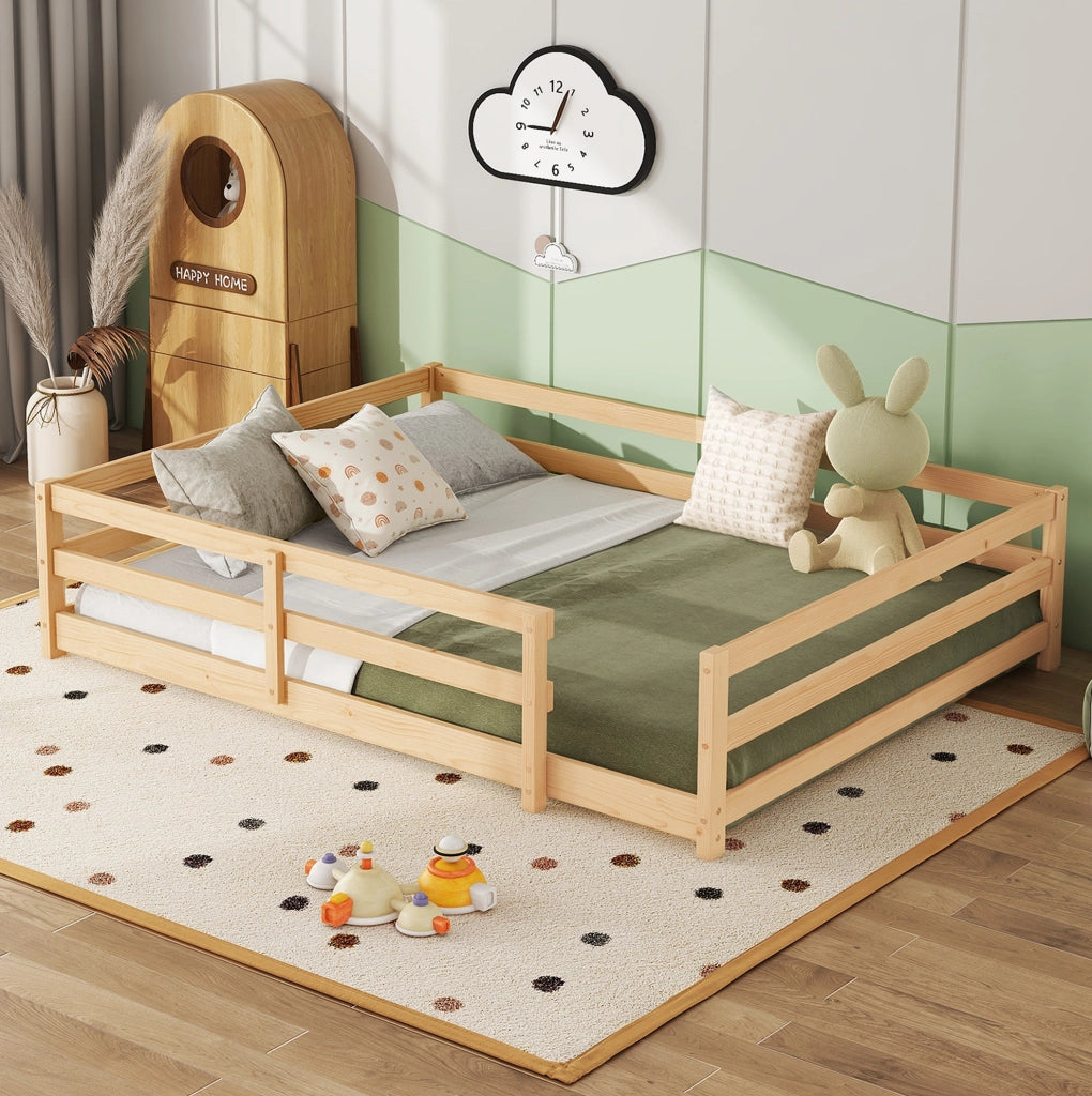Letto per bambini 140x200 cm con sponde su 4 lati e rete a doghe in legno colore naturale