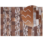 Tappeto in pelle di vacchetta capelli castani su pelle patchwork a righe motivi scandinavi 160 x 230 cm