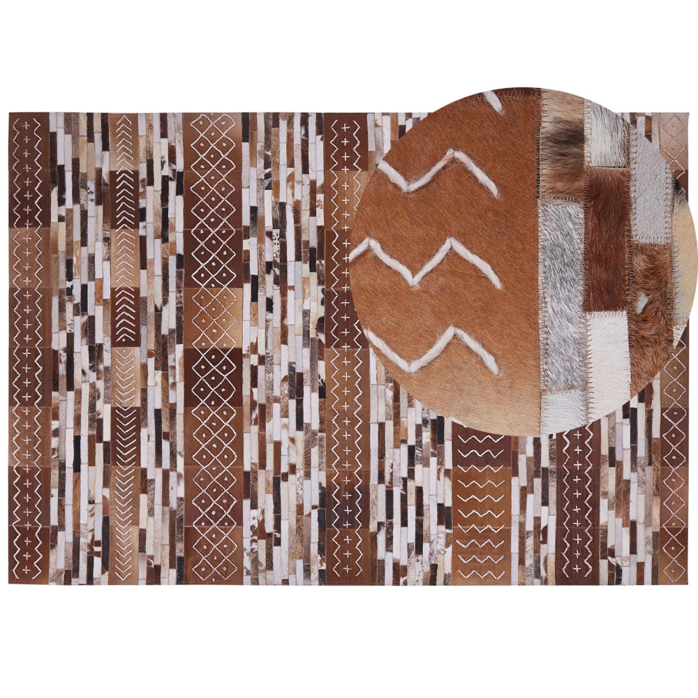 Tappeto in pelle di vacchetta capelli castani su pelle patchwork a righe motivi scandinavi 160 x 230 cm
