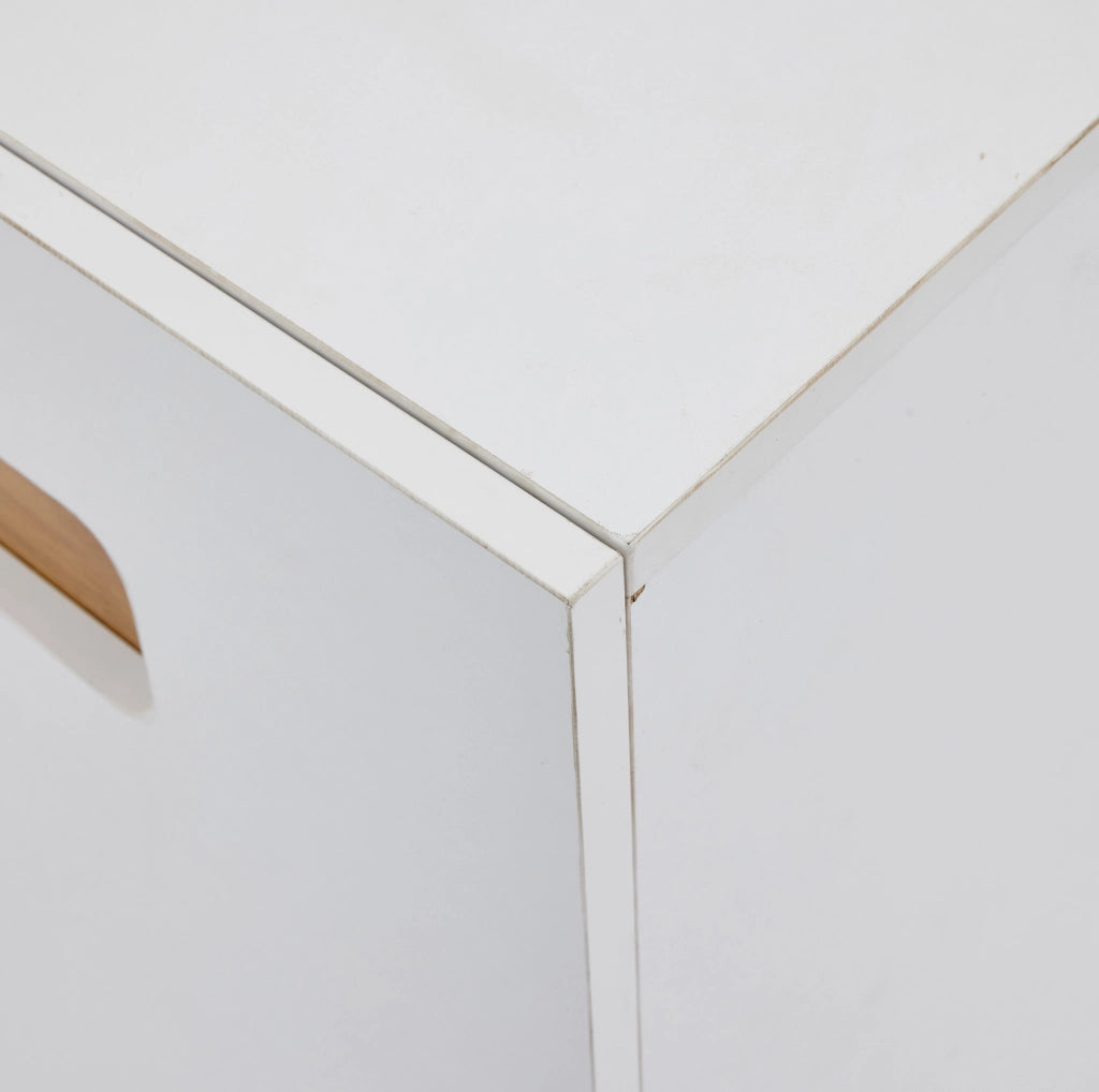 Credenza 140x40x70 cm con LED controllato da app e 3 ante in truciolato bianco e naturale