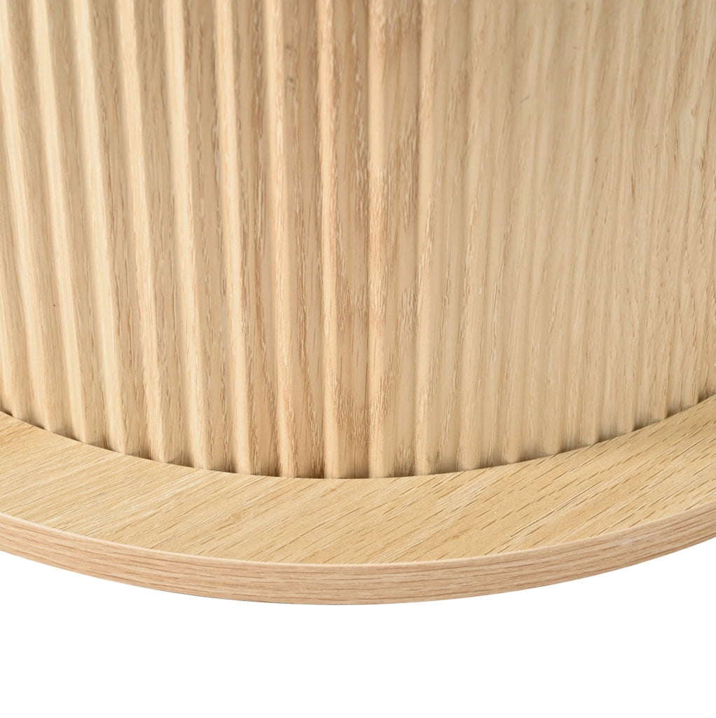 Tavolino da caffè 75x75x39 cm con piano rotondo bicolore e base cilindrica scanalata in MDF e PVC naturale e bianco