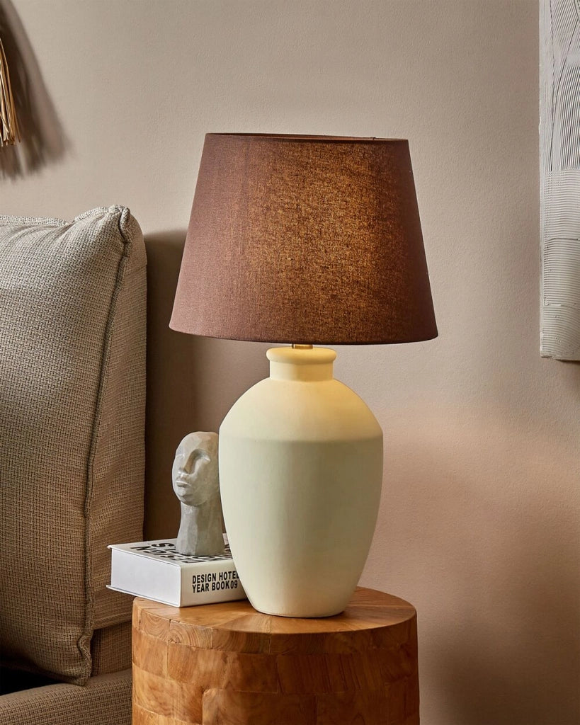 Lampada da tavolo in ceramica bianca con paralume in lino e base minimalista design stile contemporaneo