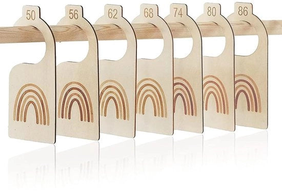 Hanger per bambino in legno, set da 7 pezzi, misuratore di altezza 50-86 cm, design arcobaleno, prodotto sostenibile, ideale per abiti da bambino