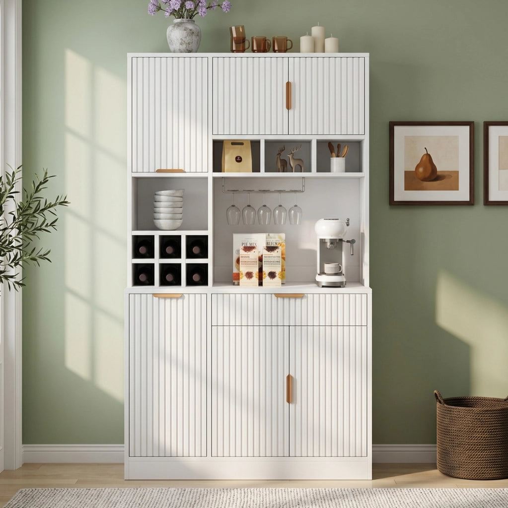 Credenza 100x40x175 cm con ripiani regolabili; prese integrate; portabicchieri e portabottiglie in pannello truciolare bianco