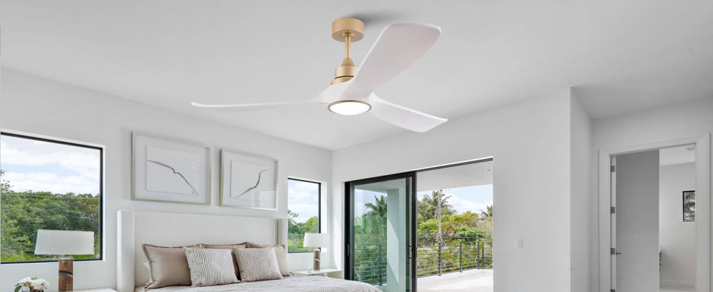 Ventilatore da soffitto con luce 52 pollici a 3 pale in ABS bianco e oro con telecomando, memoria e motore DC reversibile