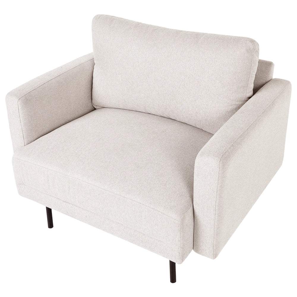 Poltrona moderna imbottita in tessuto beige chiaro con gambe in metallo stile moderno e minimalista