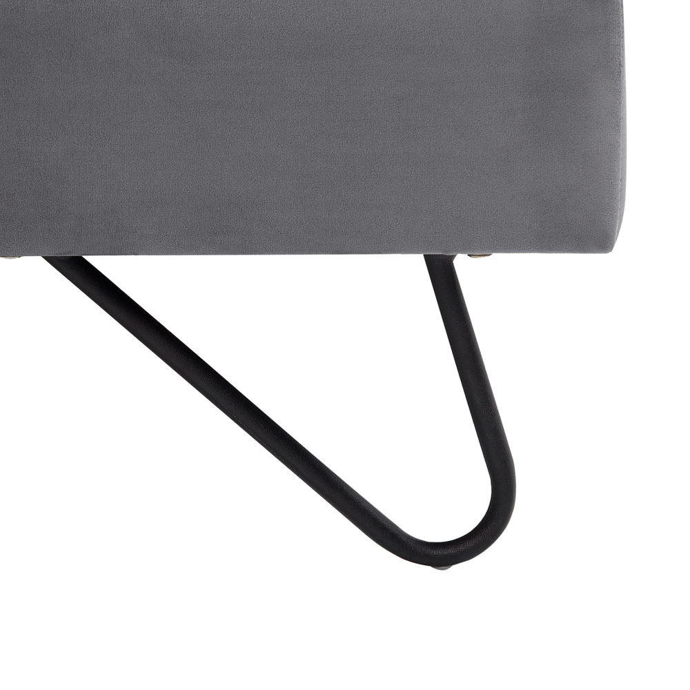 Letto 180 x 200 cm in velluto grigio struttura imbottita gambe a forcina in metallo testiera trapuntata