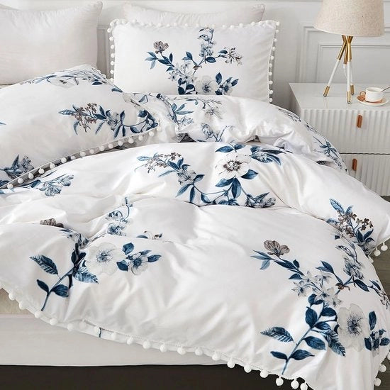 Set da letto 3 pezzi, 220 x 240 cm, microfibra, morbido, omkeerabile, con fiori, pomponcini, bianco, blu.