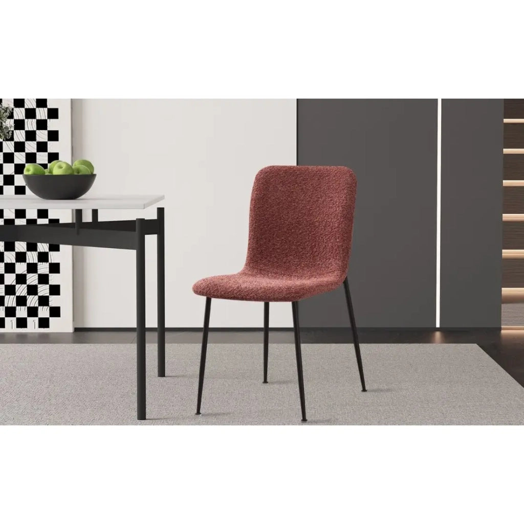 Sedia ALICE – Tessuto bouclé rosa e gambe in metallo nero – Comfort moderno e stile trendy
