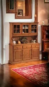Credenza cristalliera in legno massiccio di pino 3 porte mod Mosella miele