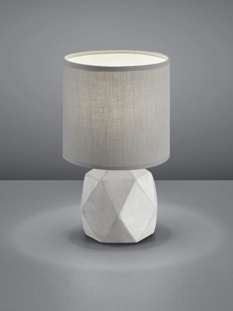 PIKE LAMPADA DA TAVOLO CON BASE CEMENTO A ROMBI E PARALUME GRIGIO H. 28CM D. 16CM ATTACCO E14