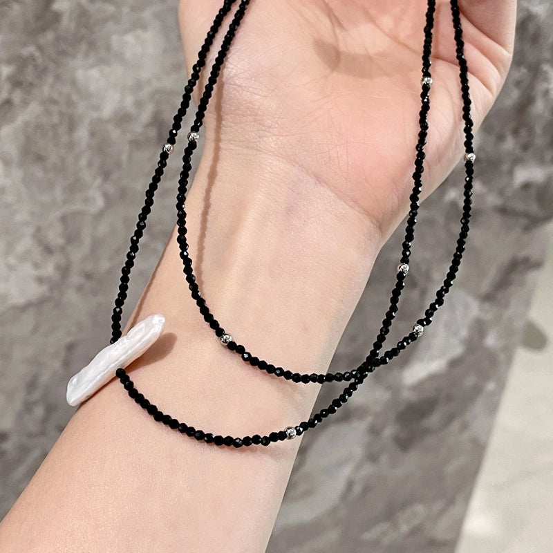 Collana girocollo di cristalli neri con lunghi fili di perle