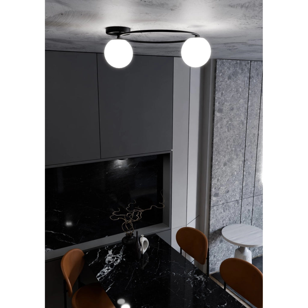 Lampada da soffitto SOPRA con struttura in acciaio nero e sfere in vetro opale