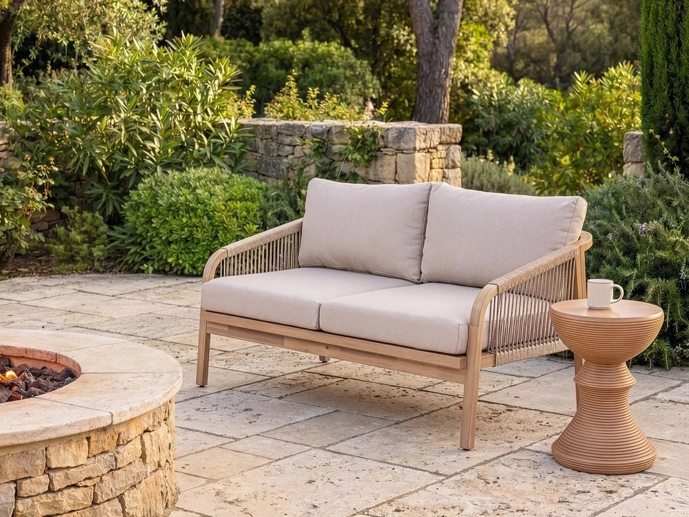 Divano da giardino a 2 posti in legno di acacia chiaro con cuscini imbottiti beige chiaro, struttura a doghe, per terrazza, stile moderno