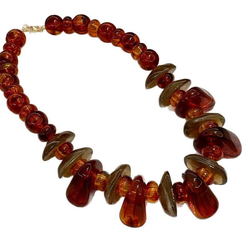 Collana di perline di resina d'ambra dalla forma irregolare