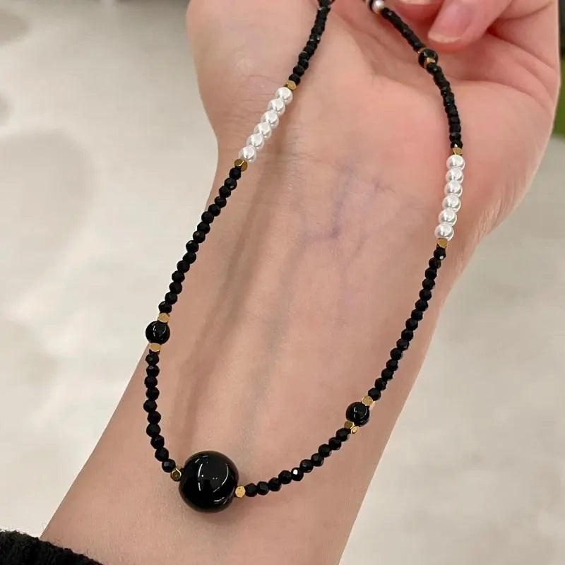 Collana fatta a mano con perle e cristalli neri, regalo di Natale o compleanno.