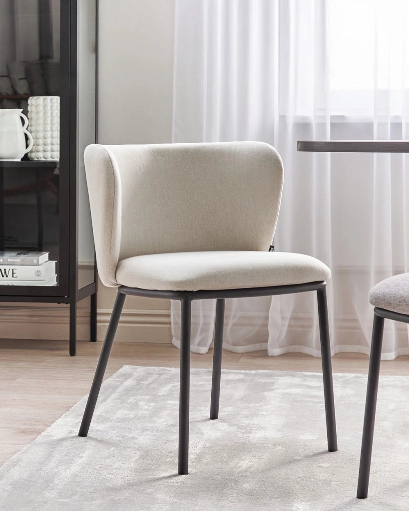 Set di 2 sedie da pranzo in poliestere bianco sporco Rivestimenti in metallo nero Gambe senza braccioli Schienale curvo Design moderno e contemporaneo