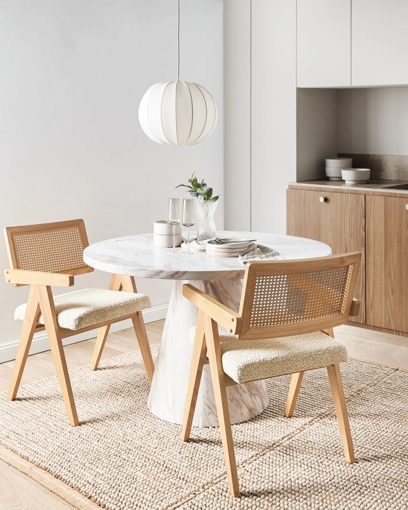 Set di 2 sedie da pranzo marrone chiaro e beige chiaro con struttura in legno di caucciù e sedile in bouclè Cucina da pranzo retrò