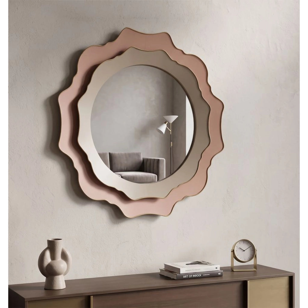 Specchio da parete rotondo con cornice sagomata color crema e rosa