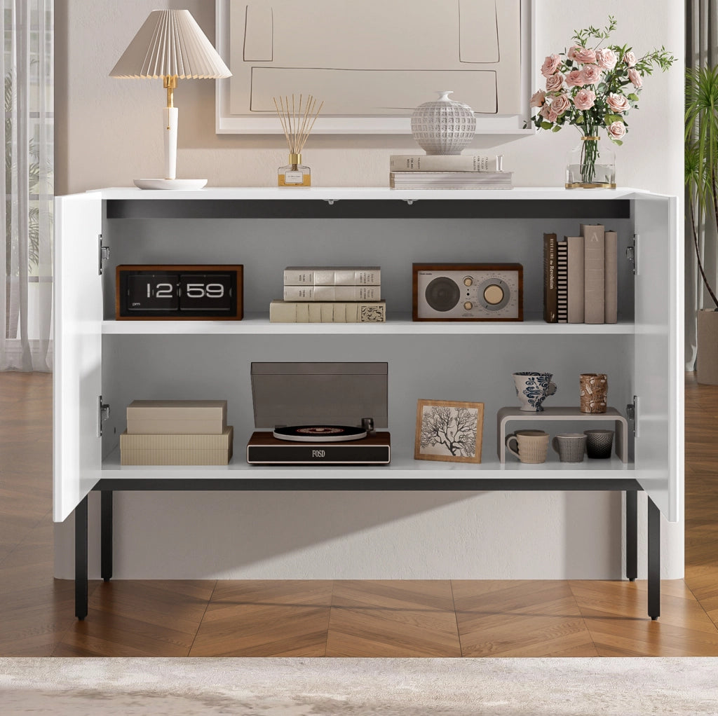 Credenza moderna bianca con ante e gambe in metallo