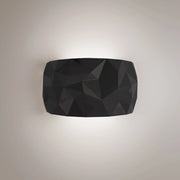 Lampada da parete Angled in ceramica nera con diffusore a geometria prismatica, tecnologia LED integrata dimmerabile e temperatura luce selezionabile