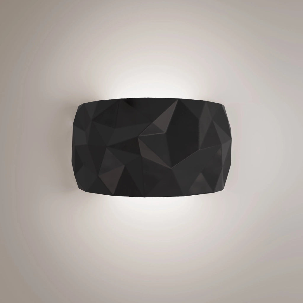 Lampada da parete Angled in ceramica nera con diffusore a geometria prismatica, tecnologia LED integrata dimmerabile e temperatura luce selezionabile