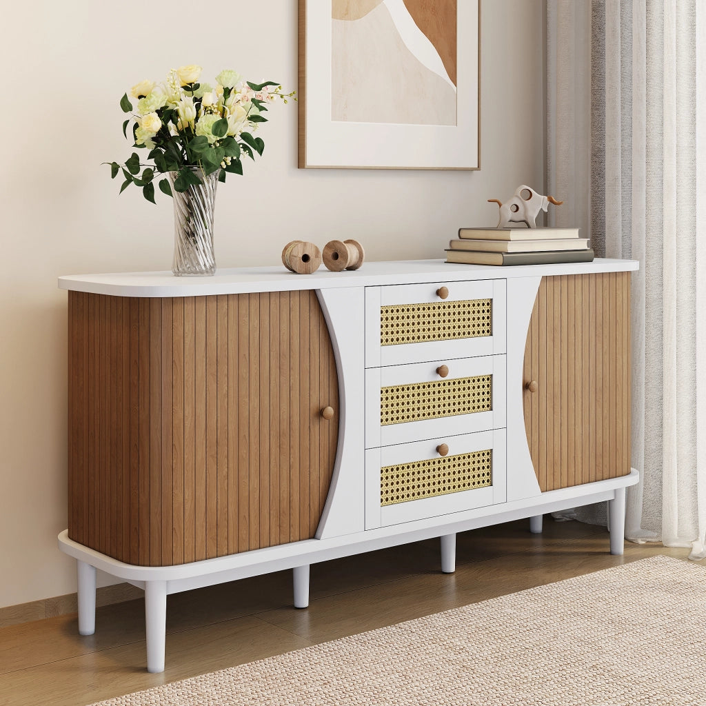 Sideboard bianco con ante effetto legno, cassetti in rattan e ripiani regolabili