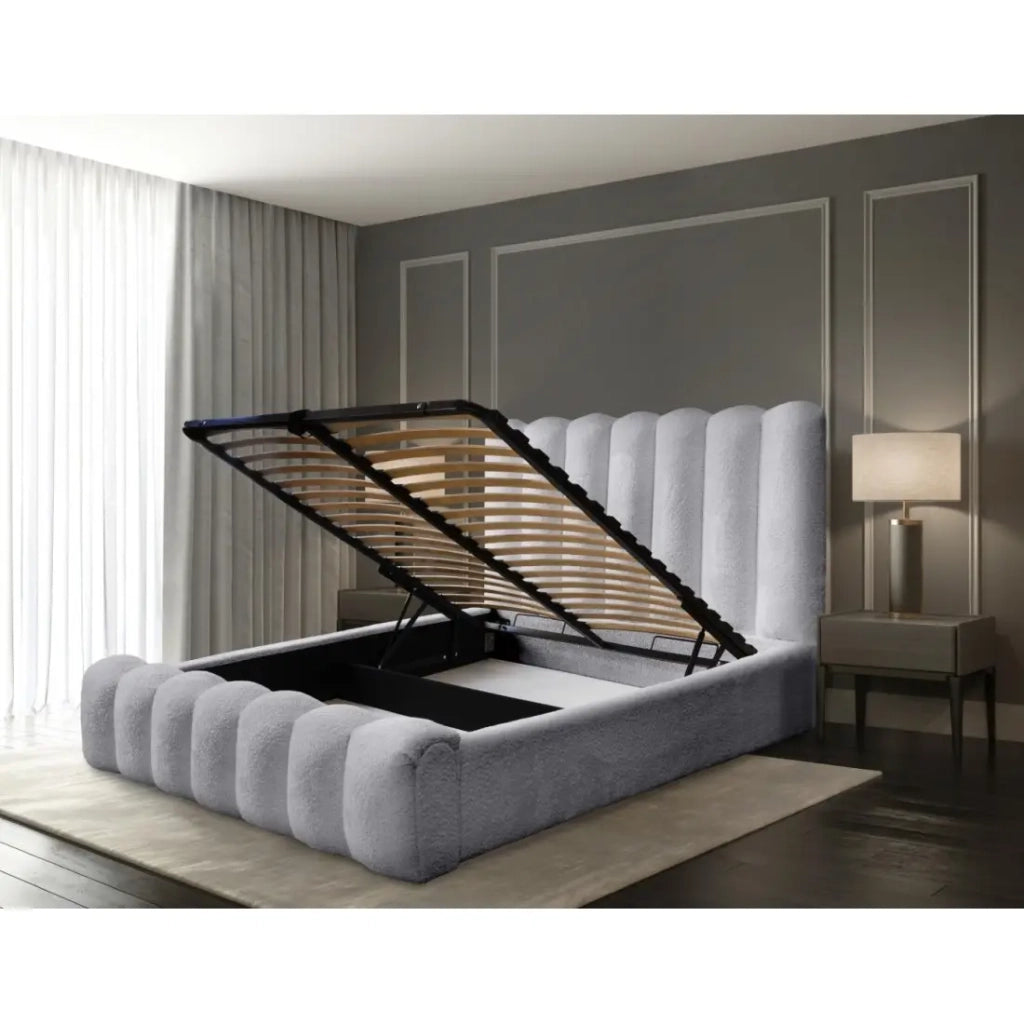 Letto con contenitore BADJA – Tessuto bouclé Perla d'alba – 140x200 cm – Rete sollevabile – Design di alta gamma