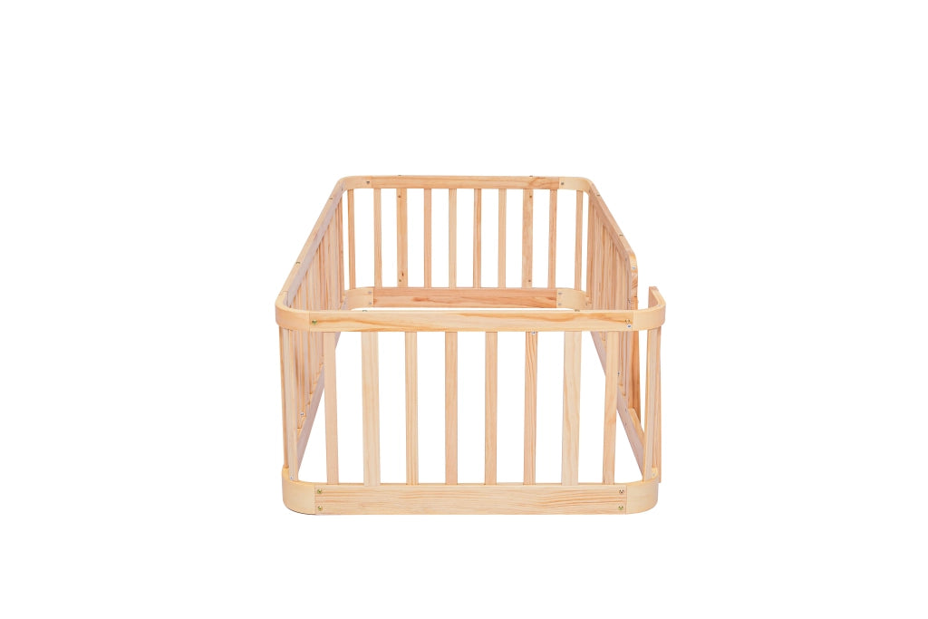 Recinto modulare per bambini 140 × 200 cm in legno naturale con sbarre da 7 cm, bordi arrotondati, senza materasso