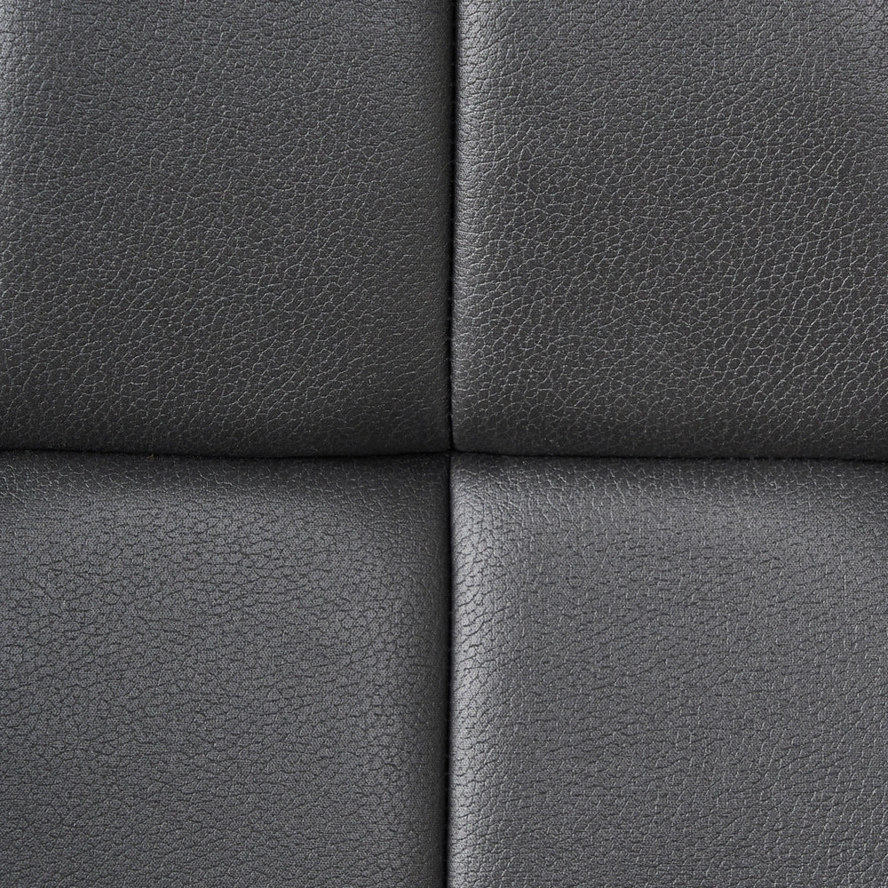 Poltrona girevole in ecopelle nero, base singola, con seduta imbottita e cuciture decorative, stile moderno di metà secolo
