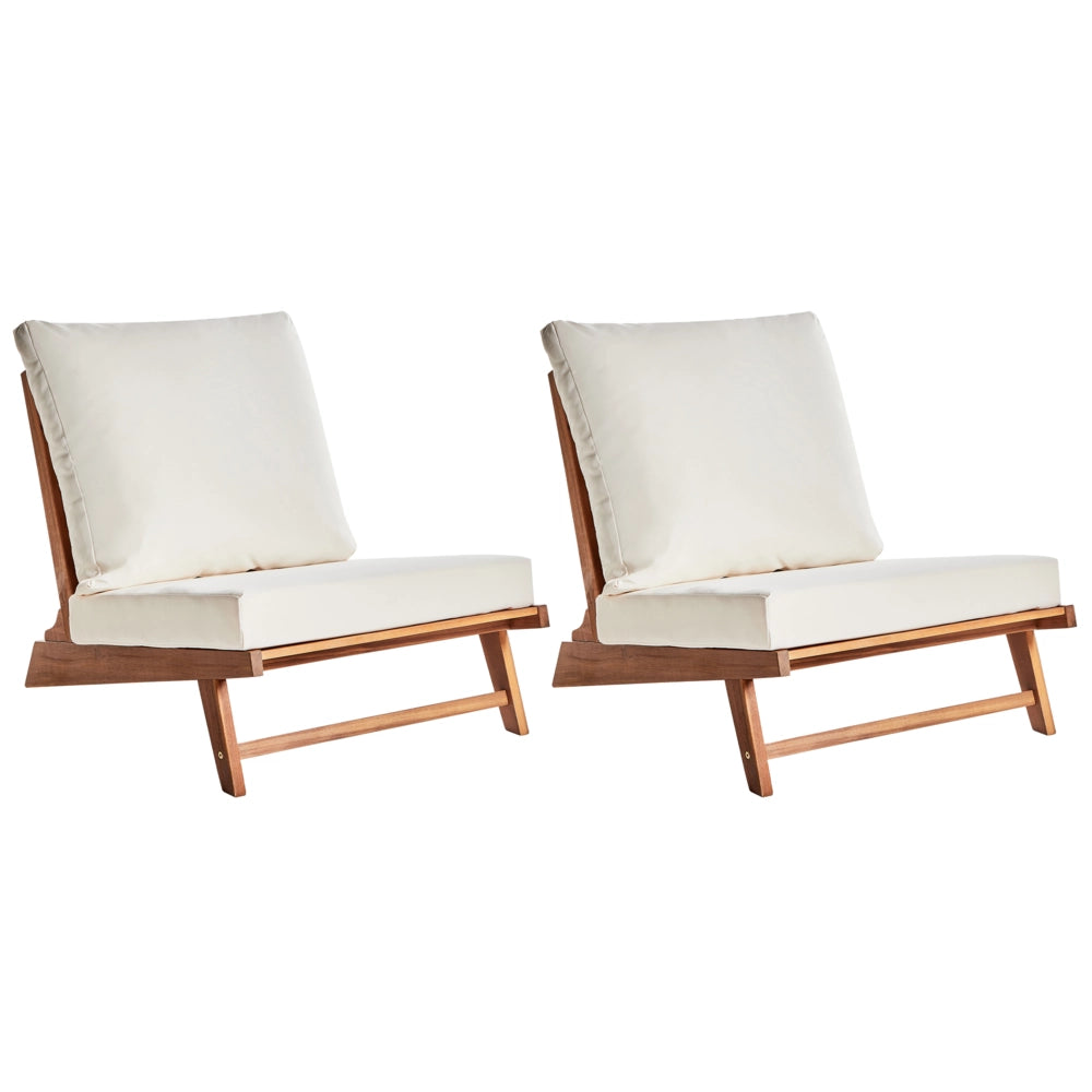 Set di 2 Poltroncine in legno di acacia colore bianco sporco con schienale e cuscini per la seduta Design perfetto per interni ed esterni, che unisce stile moderno e rustico.